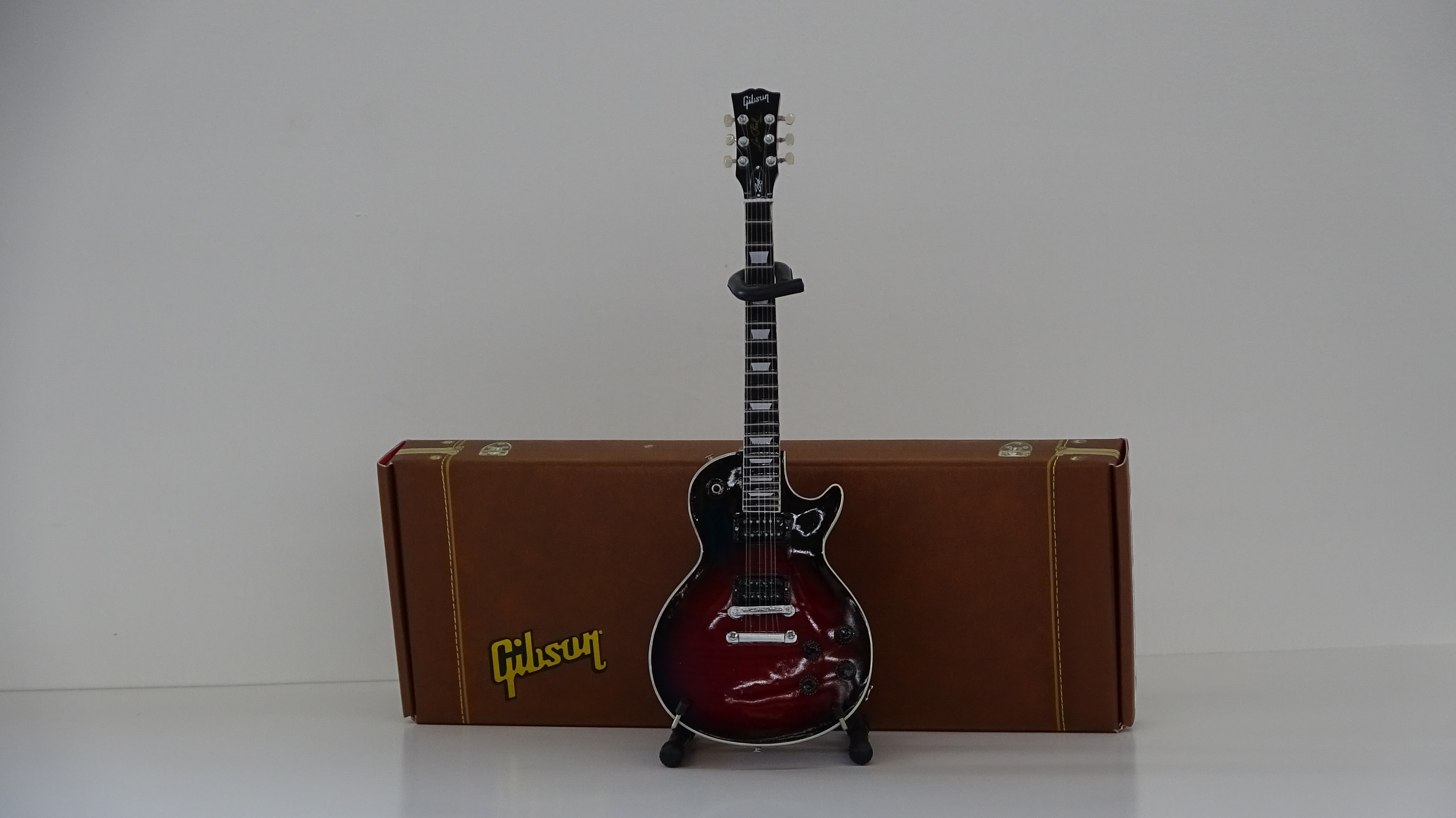 FanMerch Gibson Mini Guitar Les Paul Traditional Tobacco Burst Handcrafted 1:4 Scale Model
