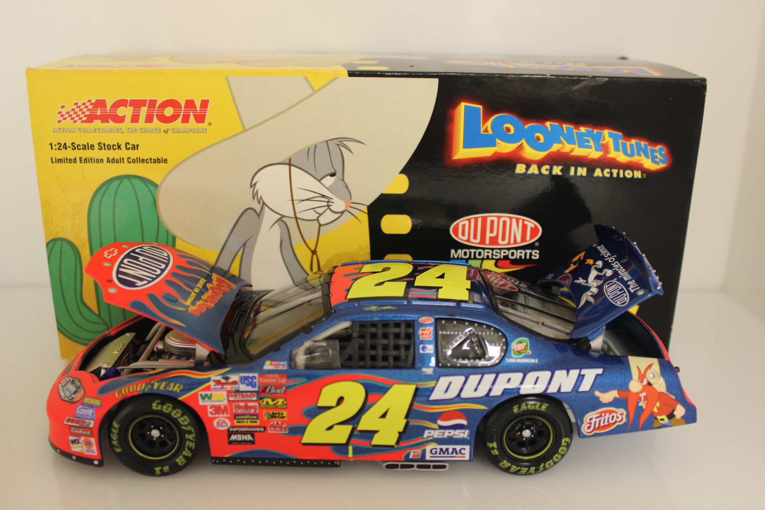 Jeff Gordon 2003 DuPont / Looney Tunes Back in Action 1:24 Nascar Diecast